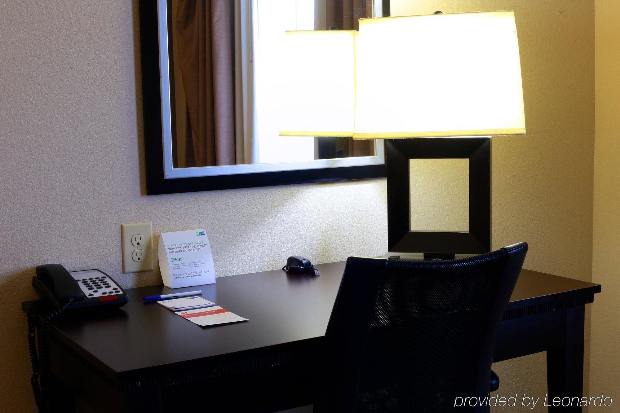 Holiday Inn Express Hotel & Suites Dallas West By Ihg Exterior foto